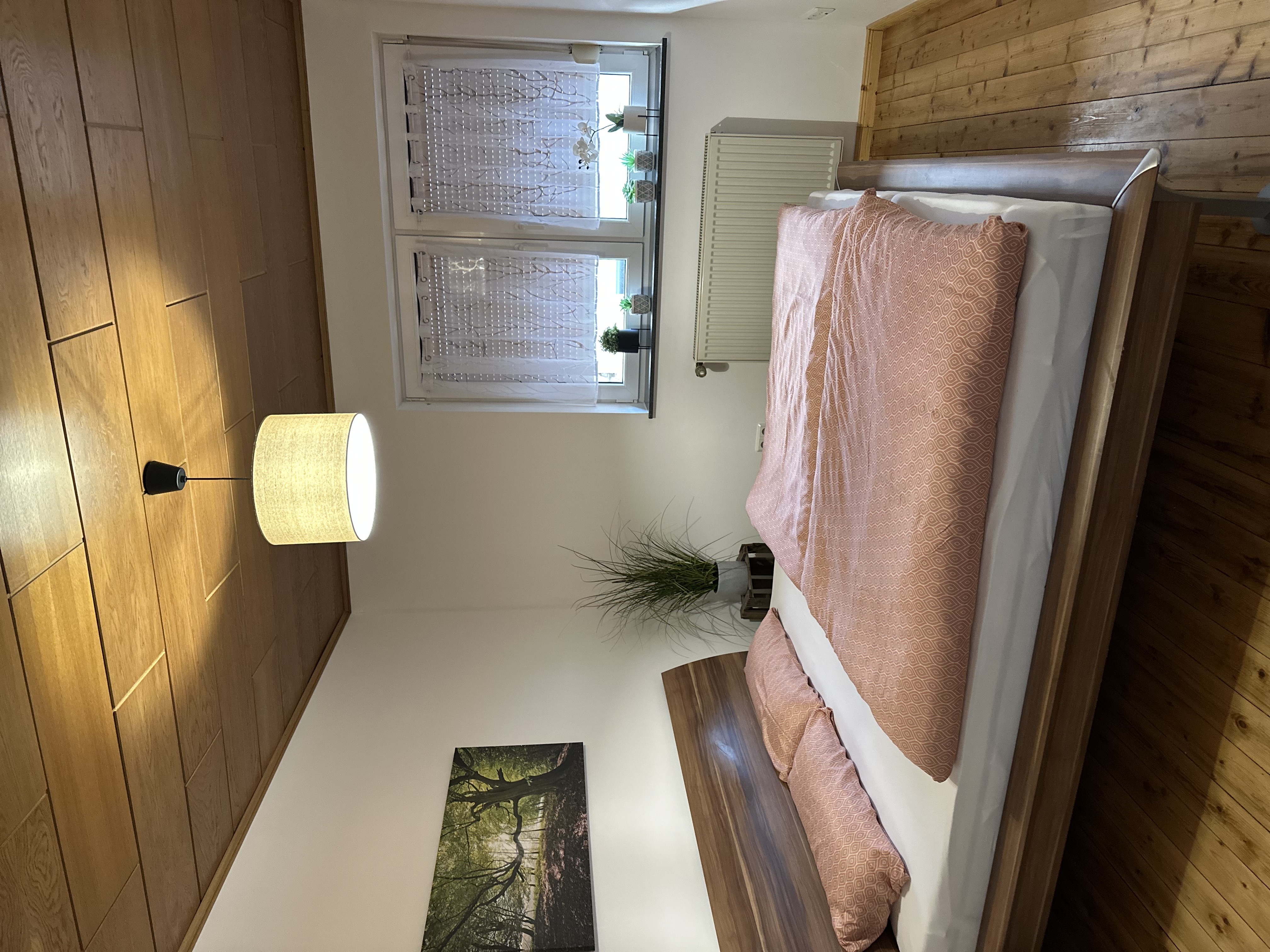 Wohnung 2 – Schlafzimmer mit Doppelbett